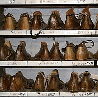 Lasts which are adapted to the customers measures.